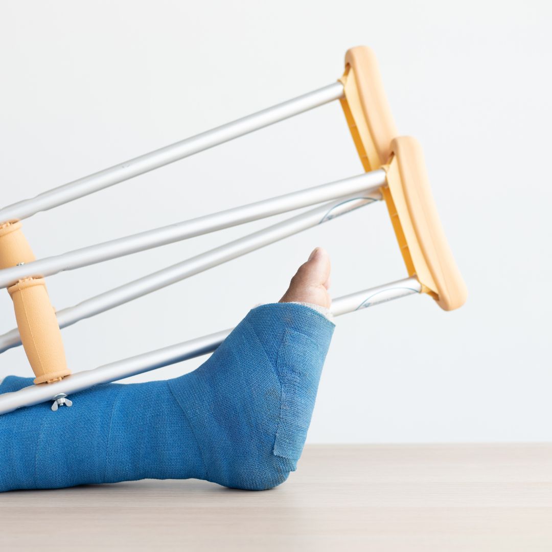 Leg cast and crutches.